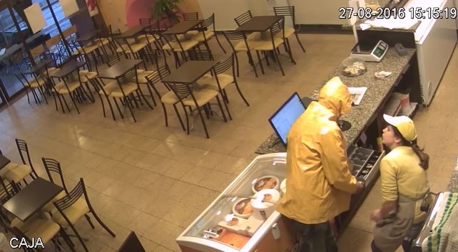 Una cámara registró el violento robo a una heladería de Ovidio Lagos y 27 de Febrero