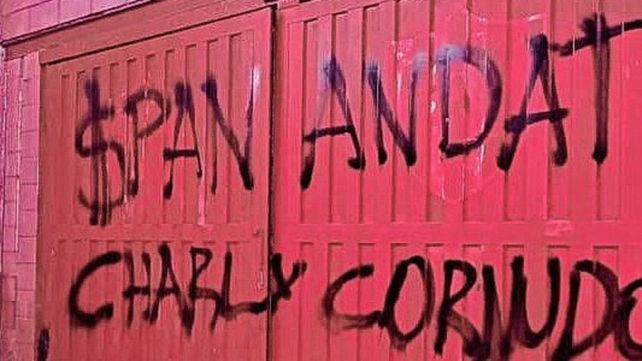 Los portones de ingreso al estadio 15 de Abril por Cándido Pujato fueron vandalizados con pintadas dirigidas al presidente de Unión Luis Spahn.