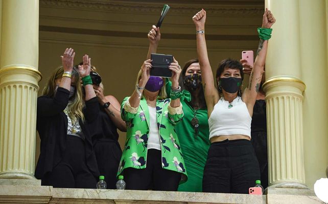 Emoción en los festejos en Argentina por la legalización del aborto