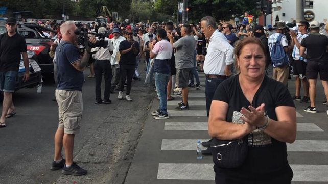 Los policias festeajaron los anunicios de Maximiliano Pullaro y levantaron la protesta de la Unidad Regional II