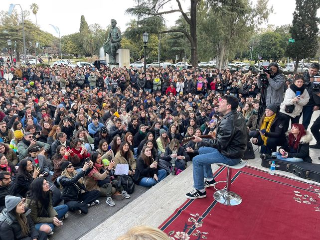 Cientos de rosarinos se llegaron hasta Oroño y Pellegrini para cantar junto al 