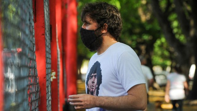Un Diez en la camiseta. Detrás del alambrado