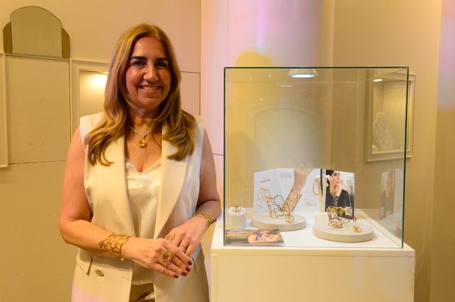 La diseñadora argentina descubrió su pasión por la joyería a partir de la maternidad, cuando comenzó a estudiar gemología durante las horas de reposo en su casa.