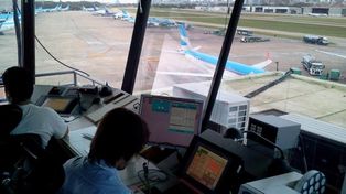 Vacaciones de invierno: fracasó la reunión con controladores aéreos y sigue el paro