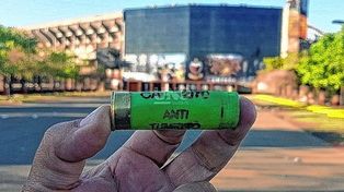 Lo que quedó en las inmediaciones del estadio, tras los incidentes y el regreso de los hinchas a la cancha.