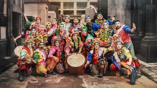 La murga rosarina Y Parió La Abuela vuelve a escena con humor, política y espíritu carnavalero