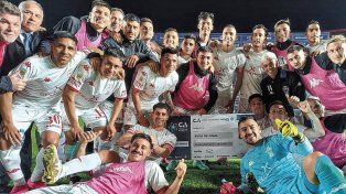 Los jugadores de Huracán festejaron tras el partido.