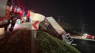 Grave siniestro en la autopista Rosario-Santa Fe: un camión quedó colgado de un puente