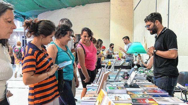 Se desarrolla hoy la última jornada de la Feria del Libro Paraná Lee en la Sala Mayo del Puerto Nuevo. A las 20 será el cierre con Jorge Fandermole