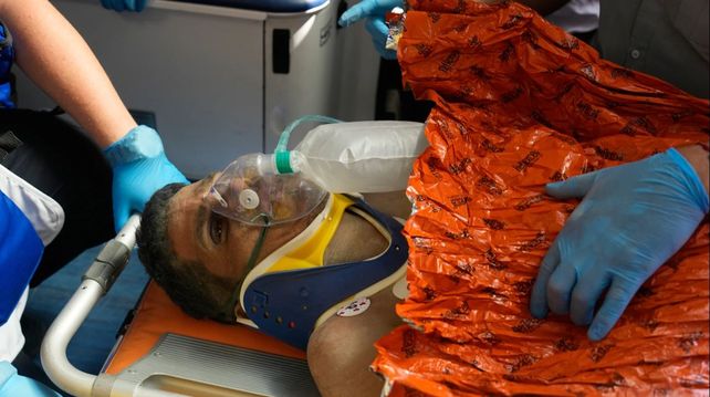 Hernán Alberto Gil Flores fue rescatado tras ocho días bajo los escombros. Fotografía: Agencia AP.