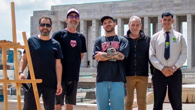 La producción del calendario de Lalcec Rosario incluyó el Monumento.