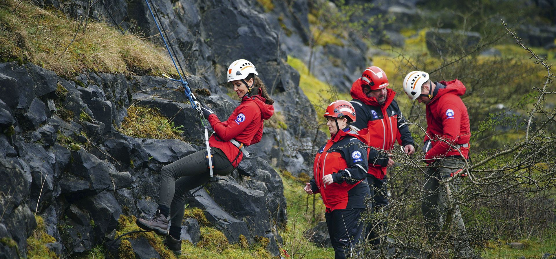 Kate, princesa de Gales, durante una actividad de entrenamiento de rappel con el equipo de rescate de montaña de Central Beacons, en el primer día de una visita a Gales con el príncipe William, el jueves 27 de abril de 2023 en Merthyr Tydfil, Gales.(Ben Birchall/PA vía AP)
