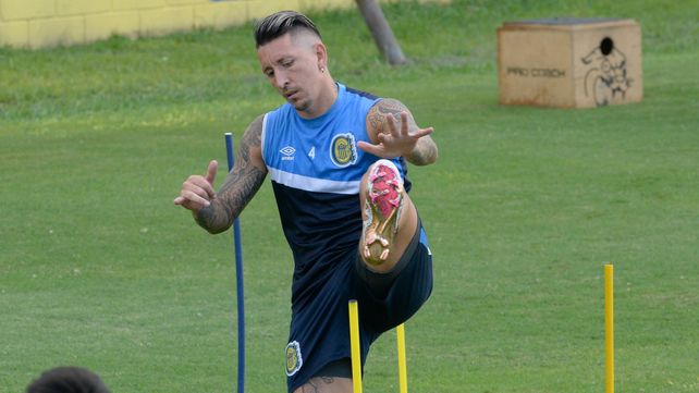 Damián Martínez no pudo completar el partido ante Instituto. Quien lo reemplazó fue Cortez.
