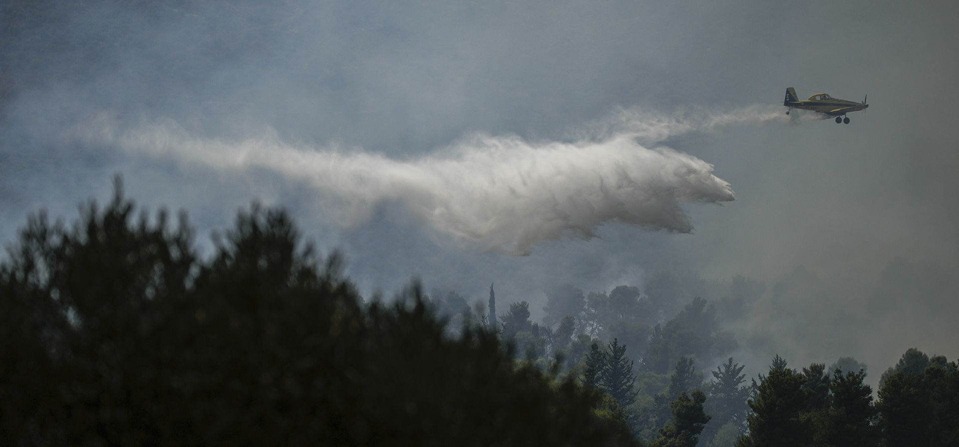 Un avión de bomberos israelí utiliza un retardante de fuego para extinguir un incendio luego de que un cohete disparado desde el Líbano impactara un área abierta cerca de la ciudad de Safed, en el norte de Israel, el miércoles 25 de septiembre de 2024. (Foto AP/Leo Correa) Un avión de bomberos israelí utiliza un retardante de fuego para extinguir un incendio luego de que un cohete disparado desde el Líbano impactara un área abierta cerca de la ciudad de Safed, en el norte de Israel, el miércoles 25 de septiembre de 2024. (Foto AP/Leo Correa)