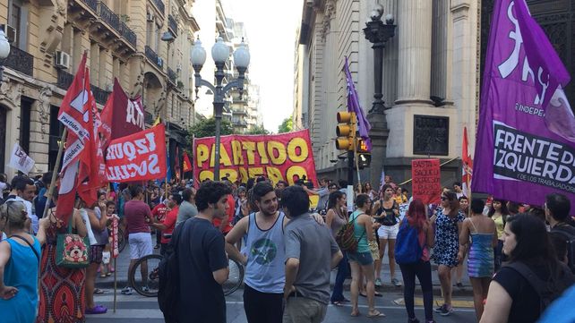 Manifestación en pleno centro contra la represión hacia el pueblo mapuche en Chubut
