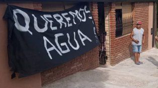 Juan Carlos Romano de 84 años y Amalia Moreira de 76, vecinos de Bajada Grande, reclaman solución definitiva ante la falta de agua en la zona oeste de Paraná