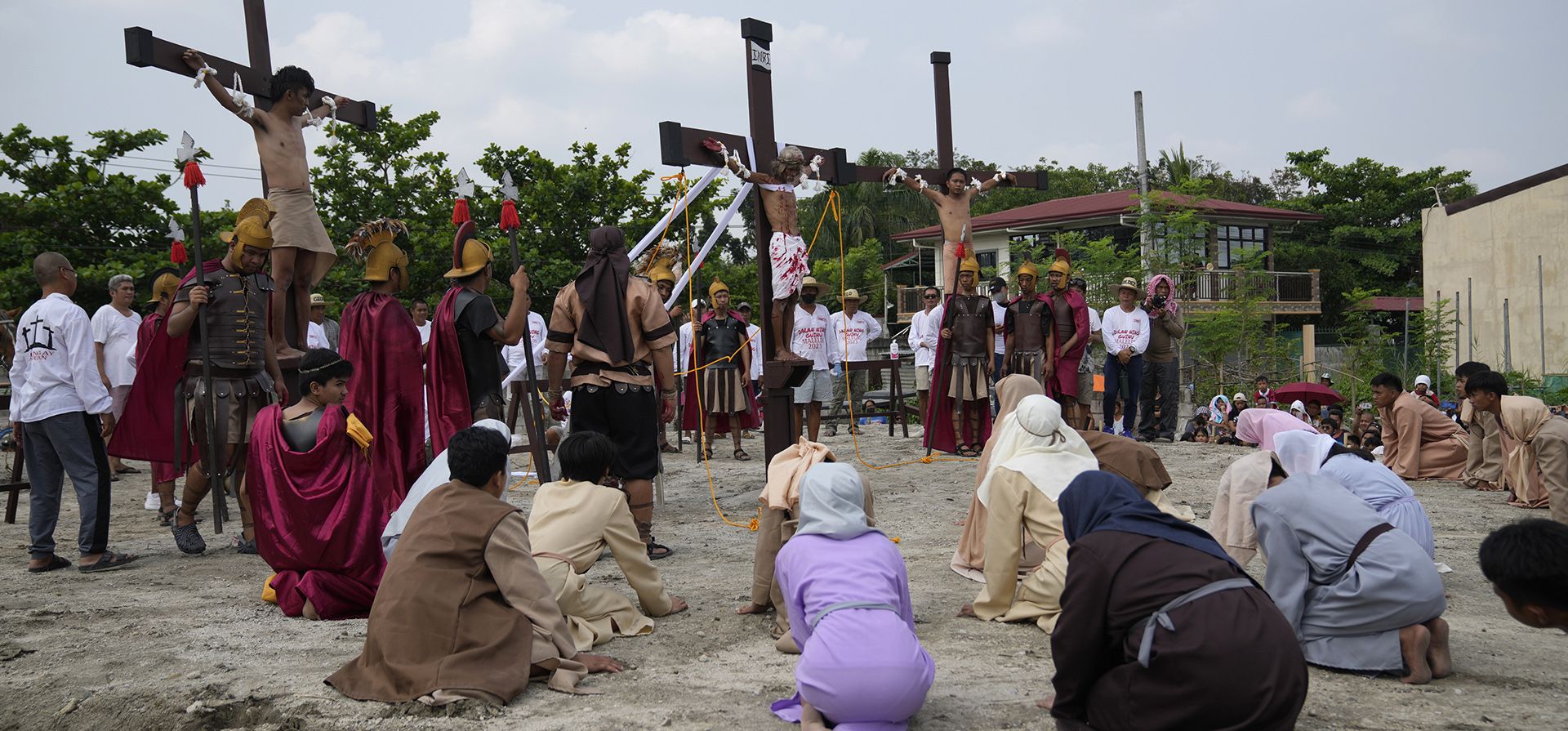 Recreación de los sufrimientos de Jesucristo como parte de los rituales del Viernes Santo el 7 de abril de 2023 en el pueblo de San Pedro, Cutud, provincia de Pampanga, al norte de Filipinas. (AP Photo/Aaron Favila)