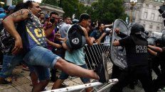 El gobierno nacional y el de la ciudad de Buenos Aires entablaron una polémica sobre la seguridad en el velatorio de Maradona. El gobierno nacional y el de la ciudad de Buenos Aires entablaron una polémica sobre la seguridad en el velatorio de Maradona.