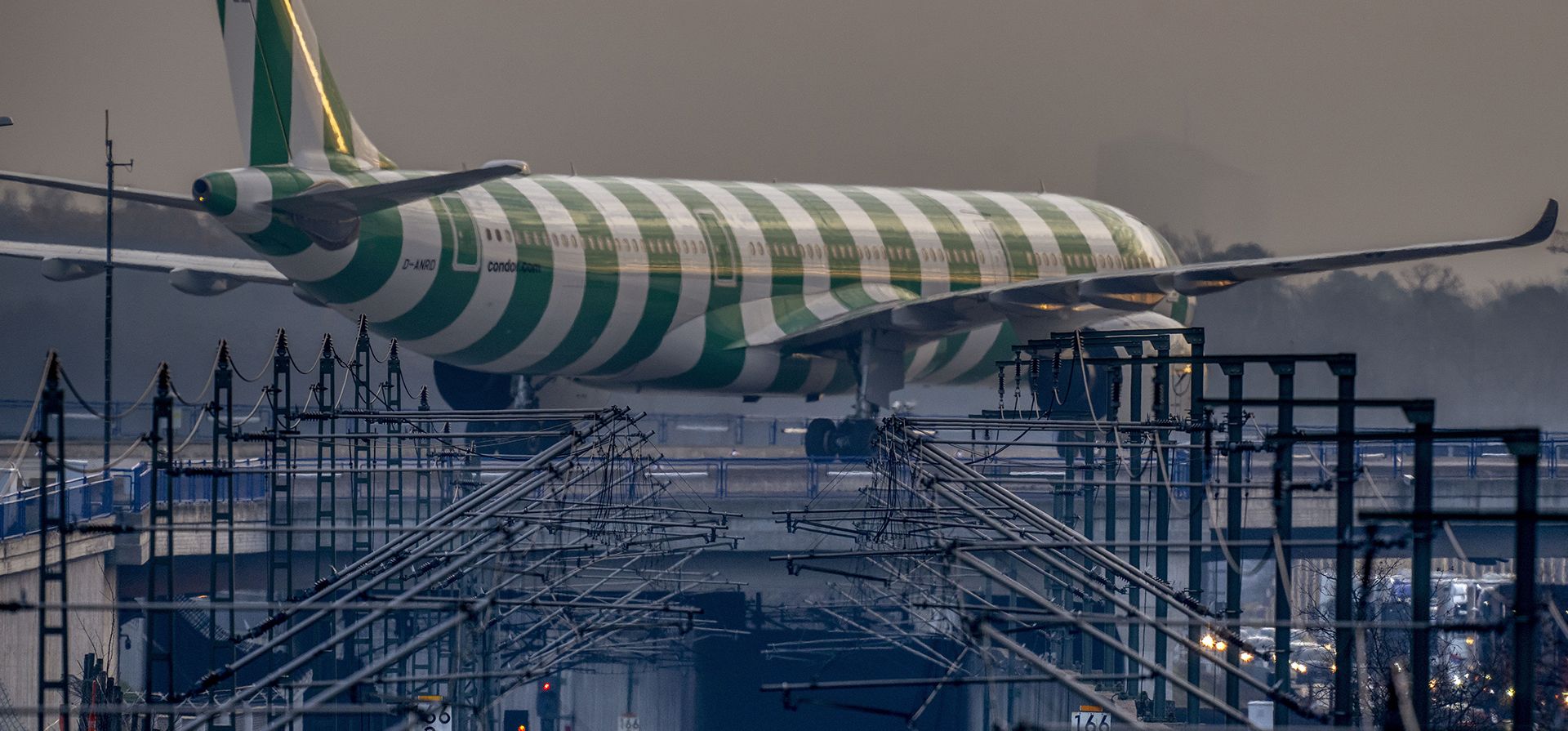 Un avión Condor rueda sobre un puente sobre una línea ferroviaria en Frankfurt, Alemania, el miércoles 6 de marzo de 2024. La aerolínea alemana Lufthansa y el sindicato de maquinistas GDL convocaron huelgas a partir del jueves. (Foto AP/Michael Probst) Un avión Condor rueda sobre un puente sobre una línea ferroviaria en Frankfurt, Alemania, el miércoles 6 de marzo de 2024. La aerolínea alemana Lufthansa y el sindicato de maquinistas GDL convocaron huelgas a partir del jueves. (Foto AP/Michael Probst)