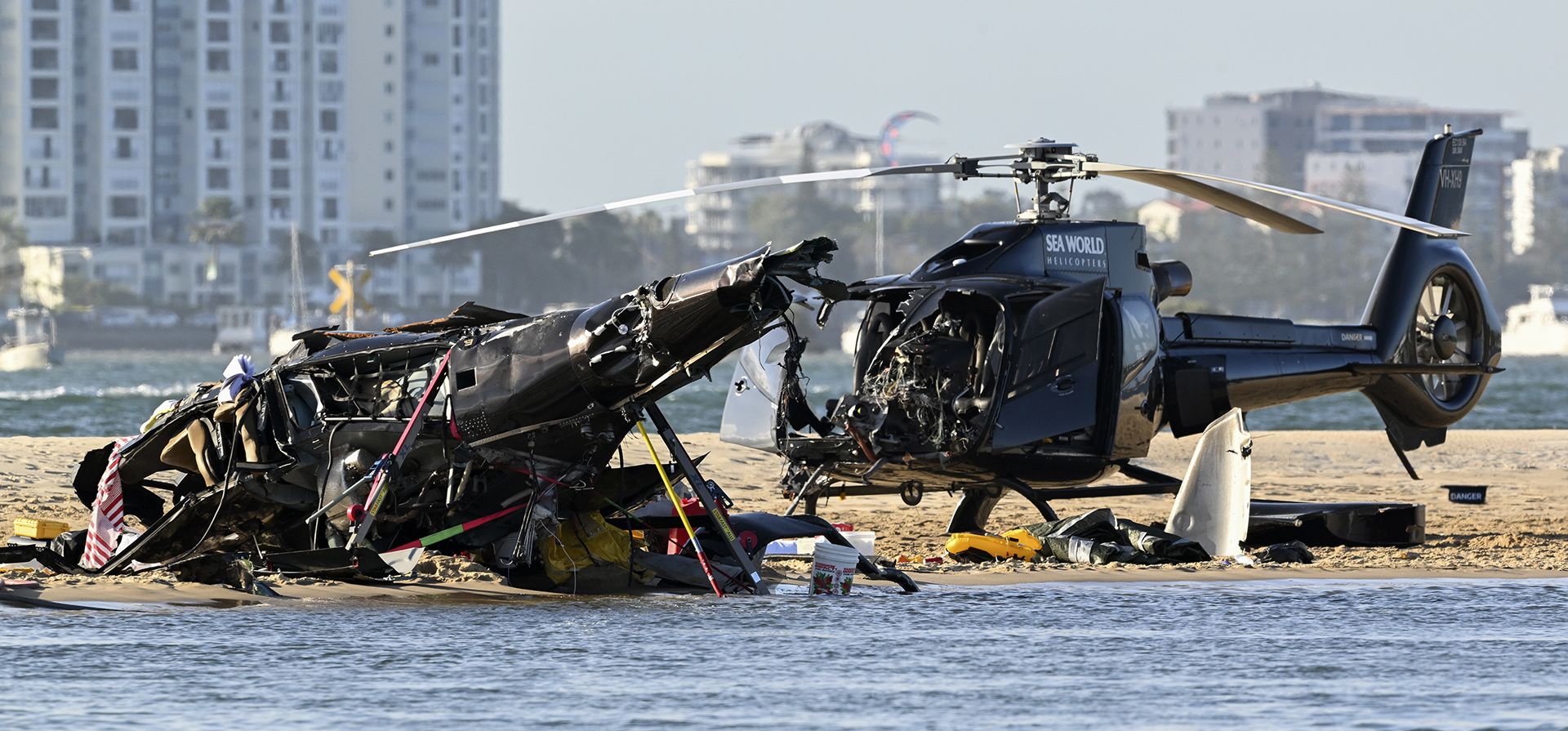Dos helicópteros accidentados se reportaron en una colisión aérea cerca de Seaworld, en Gold Coast, Australia, el lunes 2 de enero de 2023. Los 2 helicópteros chocaron muriendo varios pasajeros e hiriendo gravemente a otros en un accidente que atrajo ayuda de emergencia de bañistas que disfrutaban del agua durante el verano austral. (Imagen de Dave Hunt/AAP vía AP)
