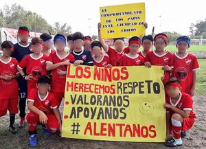 Le gritaron nena a un chico y todos sus compañeros fueron a jugar al fútbol con vincha