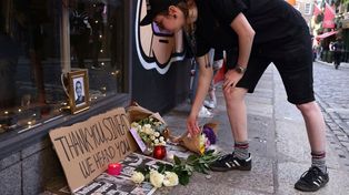Un altar en homenaje a Sinead OConnor se improvisa en las afueras del Museo del Rock irlandés en Dublin.
