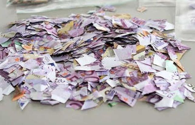 Antes de morir, una anciana rompió casi un millón de euros en billetes para perjudicar a sus herederos
