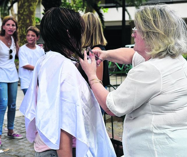 Tijeras solidarias. Entregaron pelo para hacer pelucas para chicos.
