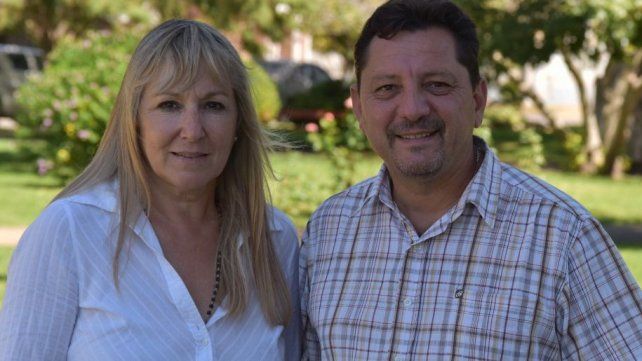 María Isabel Bosco junto a su antecesor al frente de la Comuna de Elortondo; Javier Picinato. Ambos de la Unión Cívica Radical (UCR).