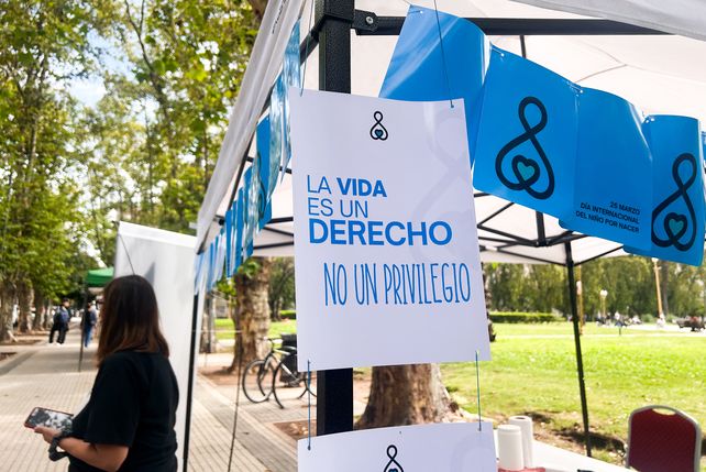 El 25 de marzo de 2025 en el marco del Día del niño por nacer se entregaron folletos en  la plaza San Martín de Rosario. Foto: Celina Mutti Lovera