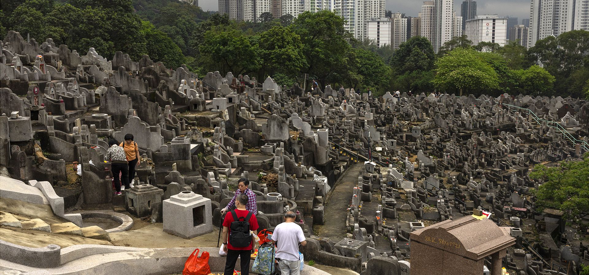 Fieles honran a sus antepasados en un cementerio durante el festival Ching Ming, o el Día de Barrido de Tumbas en Hong Kong, el miércoles 5 de abril de 2023. (Foto AP/Louise Delmotte)