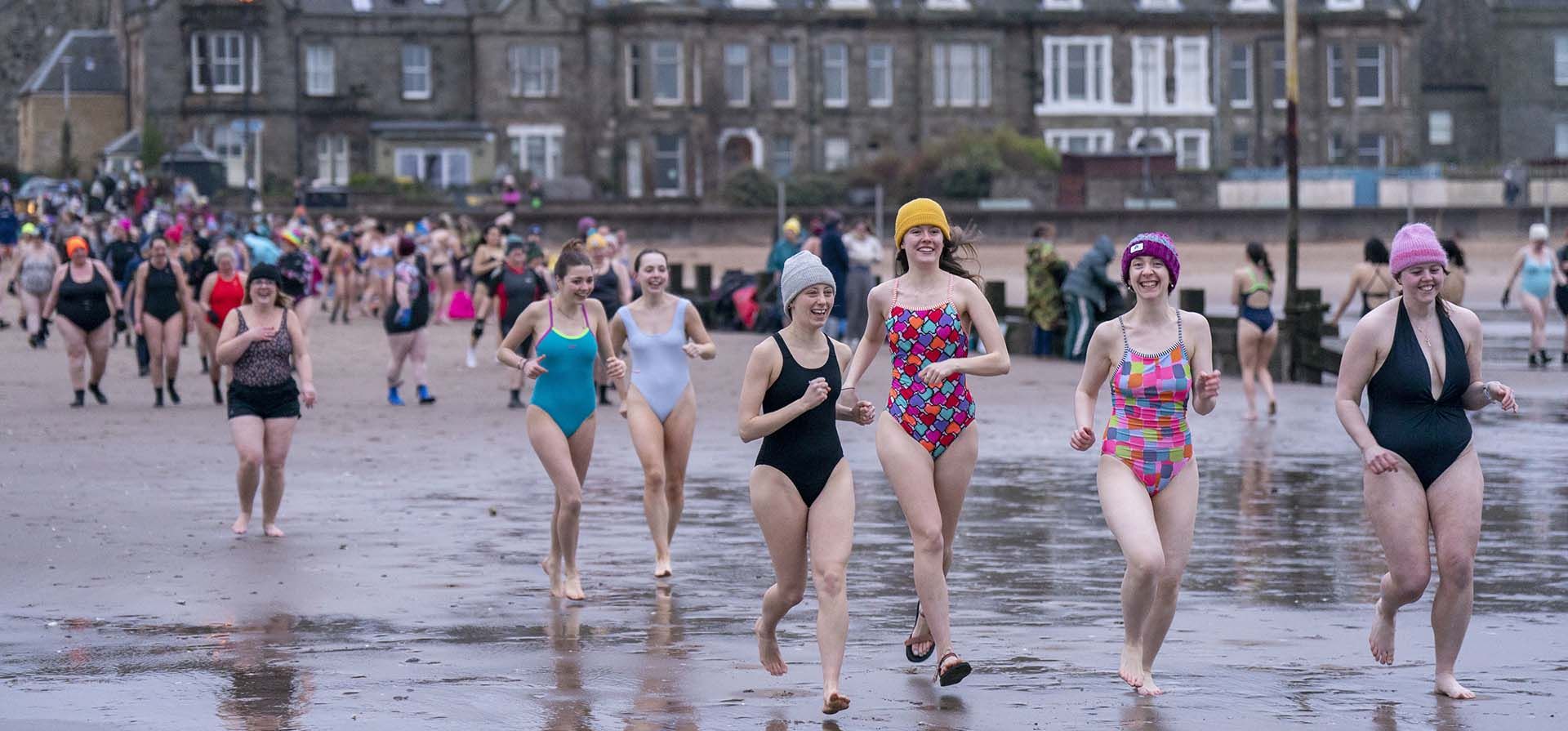 Un grupo de mujeres se dan un chapuzón en el Firth of Forth en Portobello en Edimburgo, para conmemorar el Día Internacional de la Mujer, el viernes 8 de marzo de 2024. (Jane Barlow/PA vía AP) Un grupo de mujeres se dan un chapuzón en el Firth of Forth en Portobello en Edimburgo, para conmemorar el Día Internacional de la Mujer, el viernes 8 de marzo de 2024. (Jane Barlow/PA vía AP)