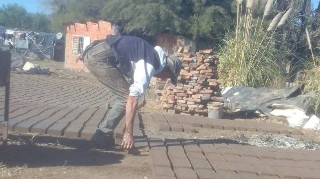 Julio Alegre: el artesano del barro que le entregó ladrillos al Papa y hoy pelea por recuperar su salud