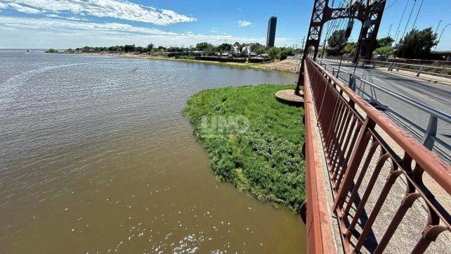 Imagen del embalsado formado sobre el pilote este del Puente Colgante.