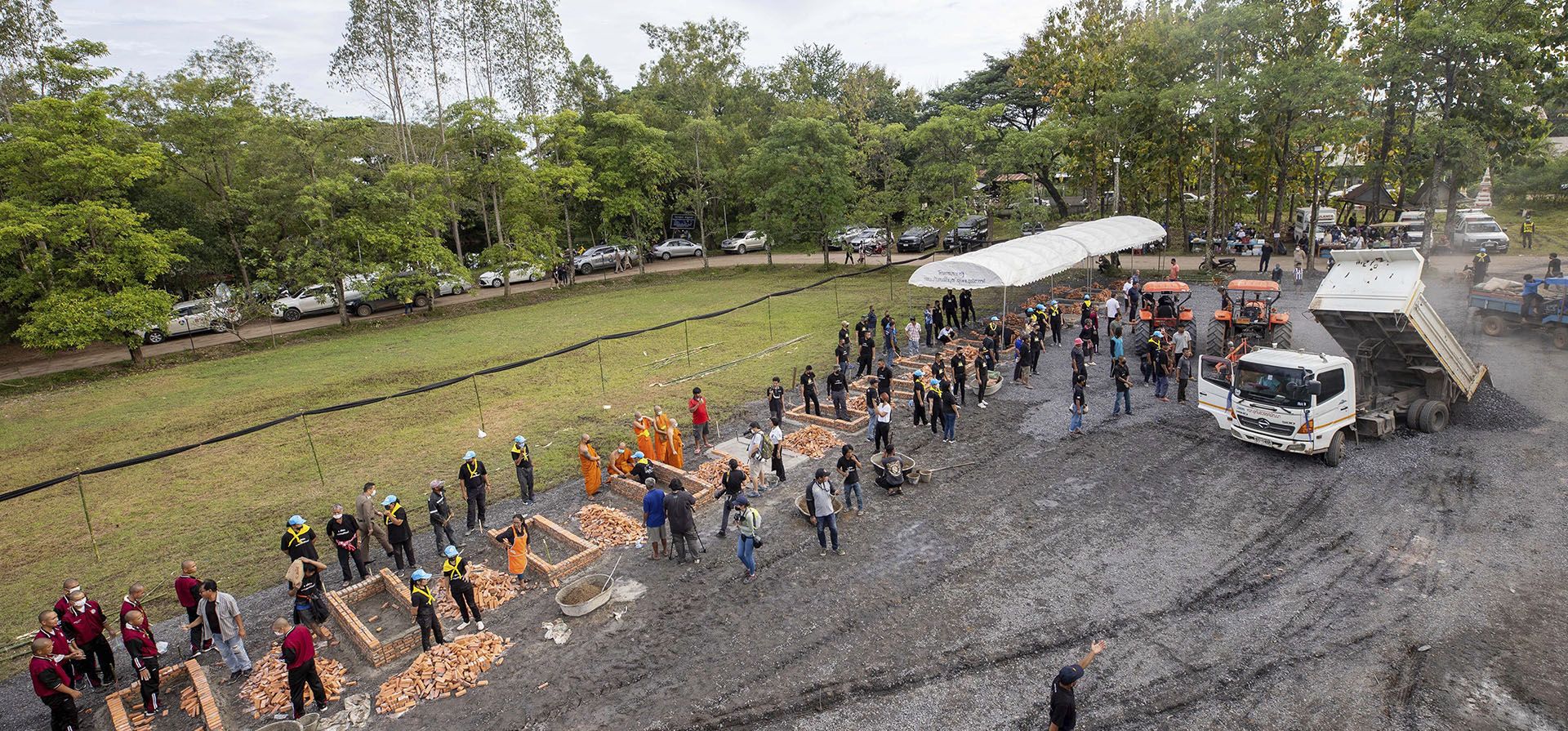 Monjes budistas supervisan la fabricación de hornos crematorios en el templo Wat Rat Samakee en Uthai Sawan, noreste de Tailandia, el lunes 10 de octubre de 2022. Los hornos se construyeron el lunes para incinerar los cuerpos de las víctimas, en su mayoría jóvenes, de la masacre de la semana pasada.