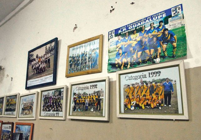 Glorias. En la pared de unos de los salones están varios de los grandes equipos.