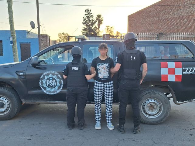 La joven al momento de ser detenida por las fuerzas federales