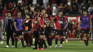 La retirada de Newells luego de la derrota con Huracán, que lo dejó casi último en la Liga Profesional.