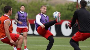 Matko Miljevic controla la pelota durante la práctica de Newells. El volante anotó el gol de la victoria en el último partido.