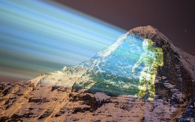 Una proyección gigante realizada por el artista de luz suizo Gerry Hofstetter