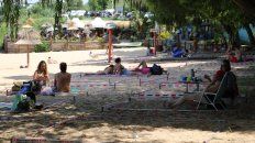 En la playa. El balneario municipal baigorriense se adaptó a las normas en este tiempo de pandemia para que los visitantes disfruten del sol y el río. En la playa. El balneario municipal baigorriense se adaptó a las normas en este tiempo de pandemia para que los visitantes disfruten del sol y el río.