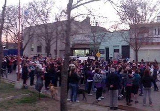 Dejalo, no le des más que ya está muerto, dijo uno de los atacantes del joven en Teodelina