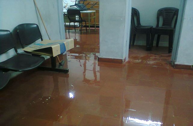 Tras la lluvia. El agua ingresó -según los trabajadores- por los desagües de un baño conectado a la Enfermería