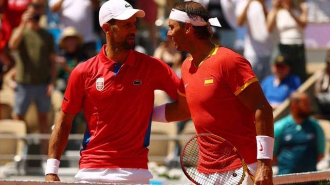 Novak Djokovic y el español Rafael Nadal se saludan al final del duelo que protagonizaron este lunes.&nbsp;