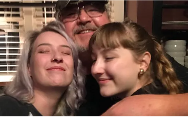 La imagen de las hermanas junto a su padre