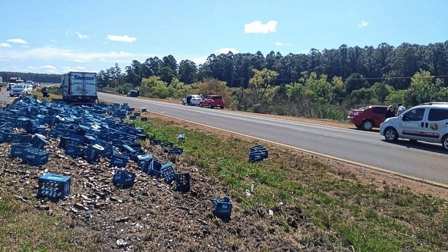 Un camión chocó y desparramó cerveza en la autovía 14