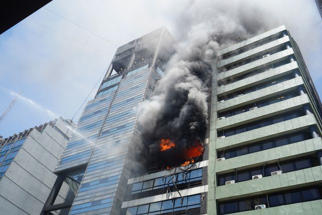 Incendio en un edificio en Caba: el humo afectó a varias personas.&nbsp;