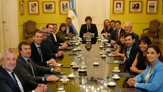 Javier Milei se reunió con diputados radicales.