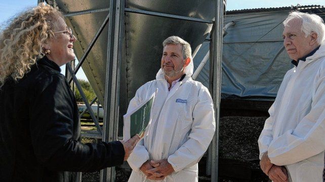 Frigerio destacó una inversión en energía solar para fortalecer la producción avícola en La Paz.