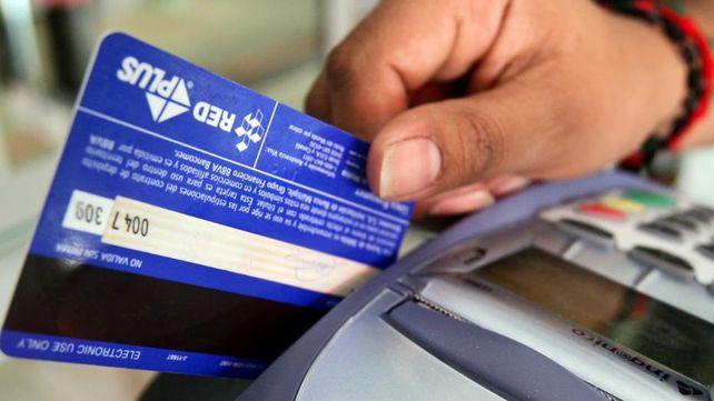 Las estaciones de servicio vuelven a amenazar con dejar de vender con tarjetas